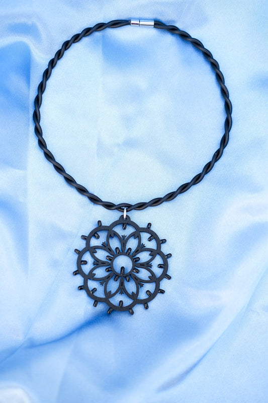 Notte in Salento Giglio: Collana in legno a forma di Luminaria Salentina con collier rigido