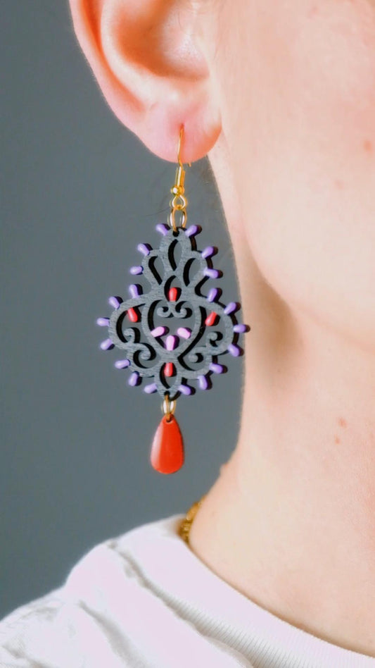 Barocchini lunghi neri: Orecchini in legno a forma di Luminaria Salentina