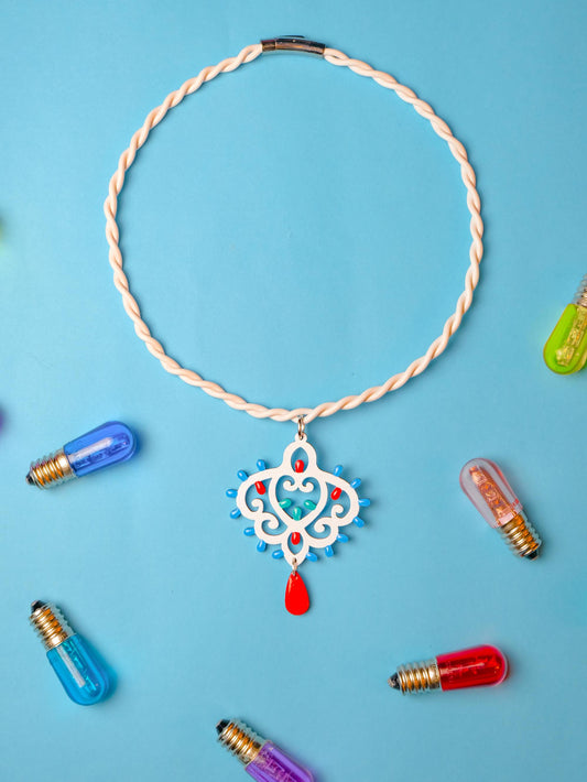 Barocchini: Collana in legno a forma di Luminaria Salentina con collier rigido