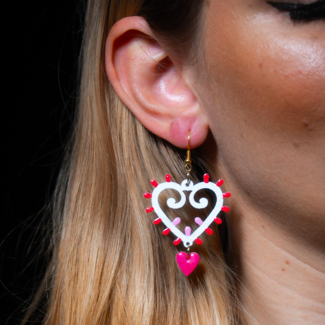 Cuore di Luce: Orecchini in legno a forma di Luminaria Salentina