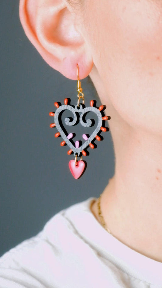 Cuore di Luce nero: Orecchini in legno a forma di Luminaria Salentina