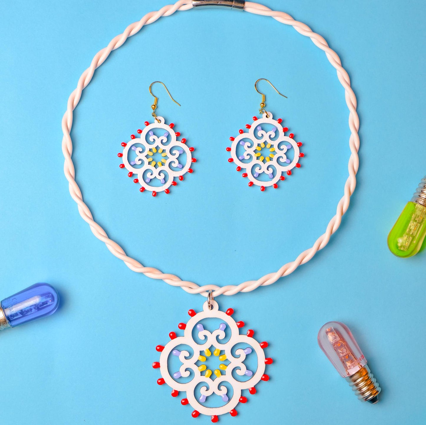 SET Rosoncino Barocco: Collana e orecchini in legno a forma di Luminaria Salentina con collier rigido