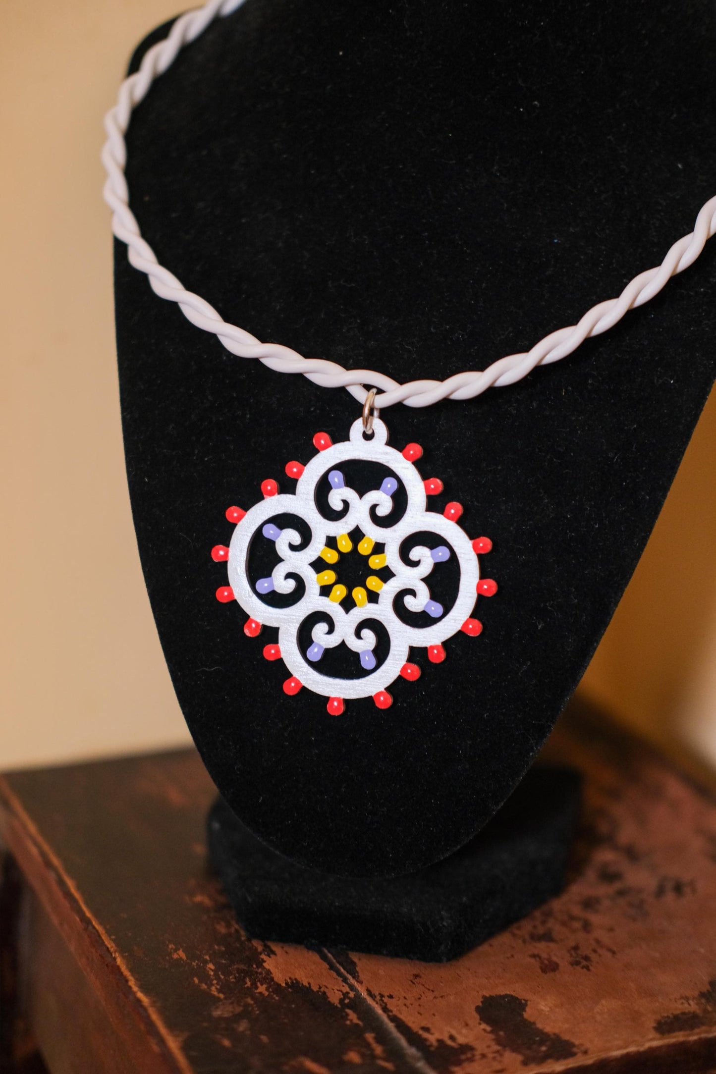 SET Rosoncino Barocco: Collana e orecchini in legno a forma di Luminaria Salentina con collier rigido