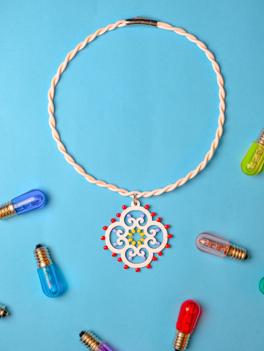 Rosoncino Barocco: Collana in legno a forma di Luminaria Salentina con collier rigido