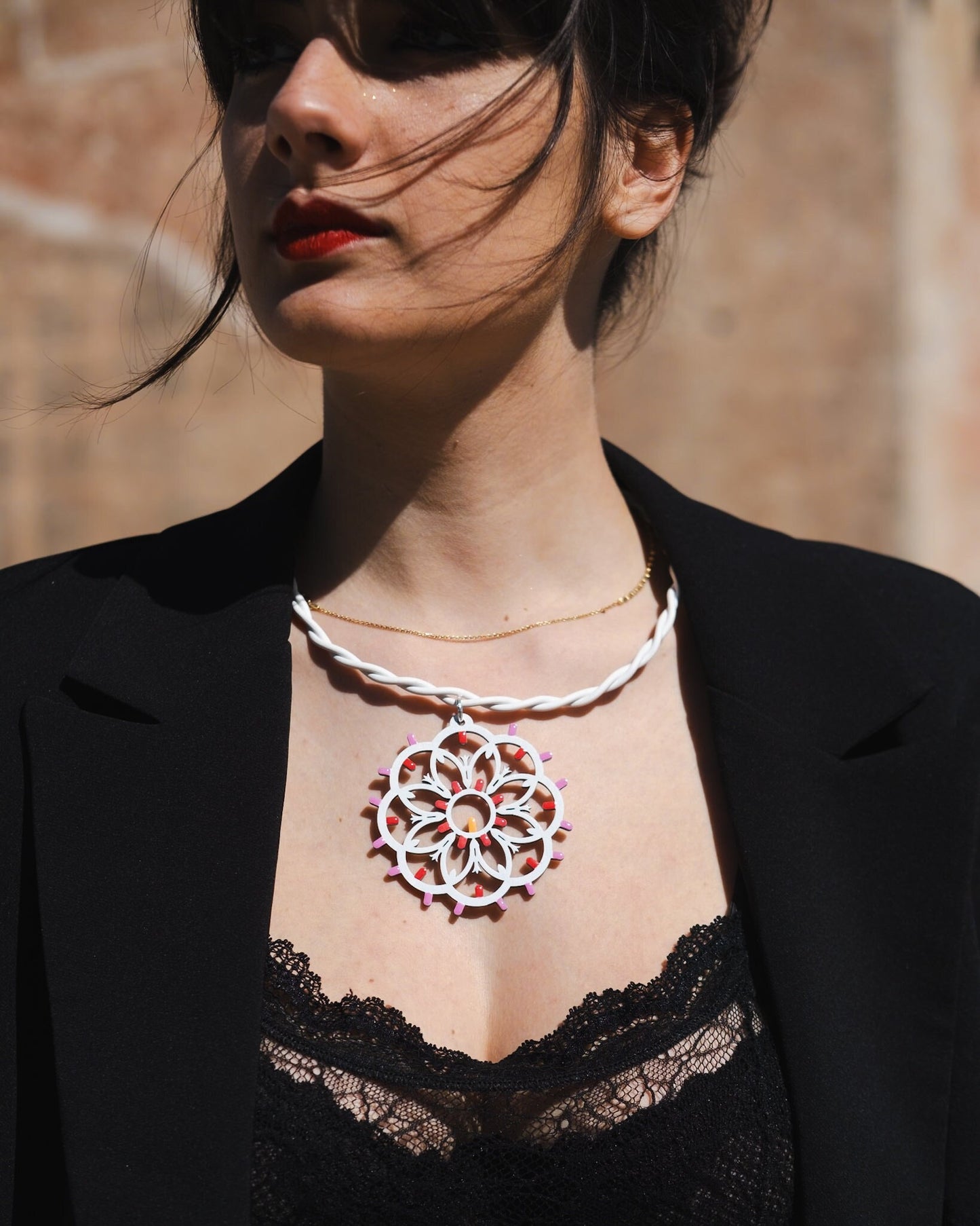 Rosone Giglio: Collana in legno a forma di Luminaria Salentina con collier rigido