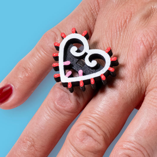 Anello regolabile Cuore di Luce: Anello in legno a forma di Luminaria Salentina