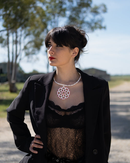 Rosone Giglio: Collana in legno a forma di Luminaria Salentina con collier rigido