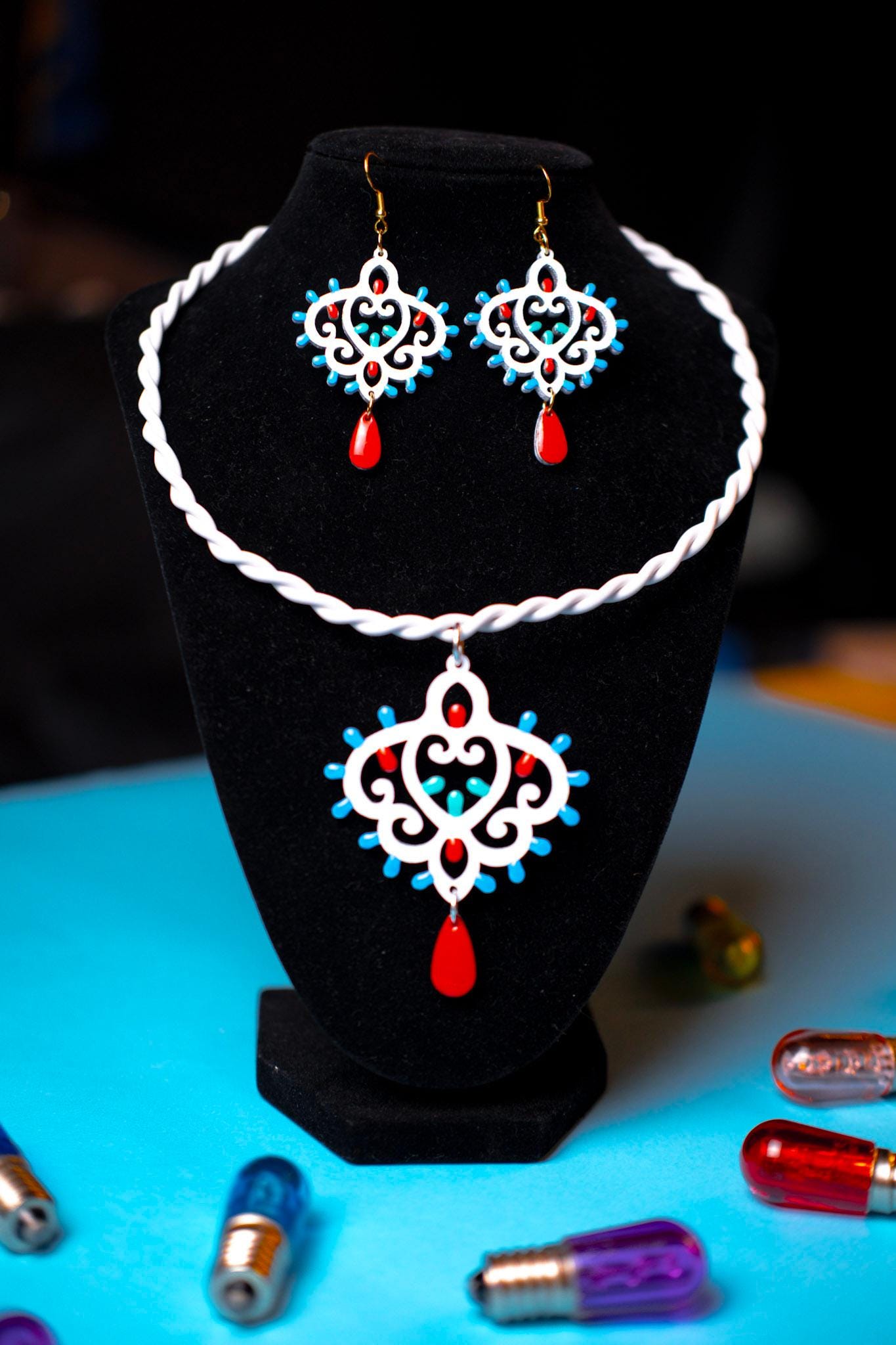 SET Barocchini: Collana e orecchini in legno a forma di Luminaria Salentina con collier rigido