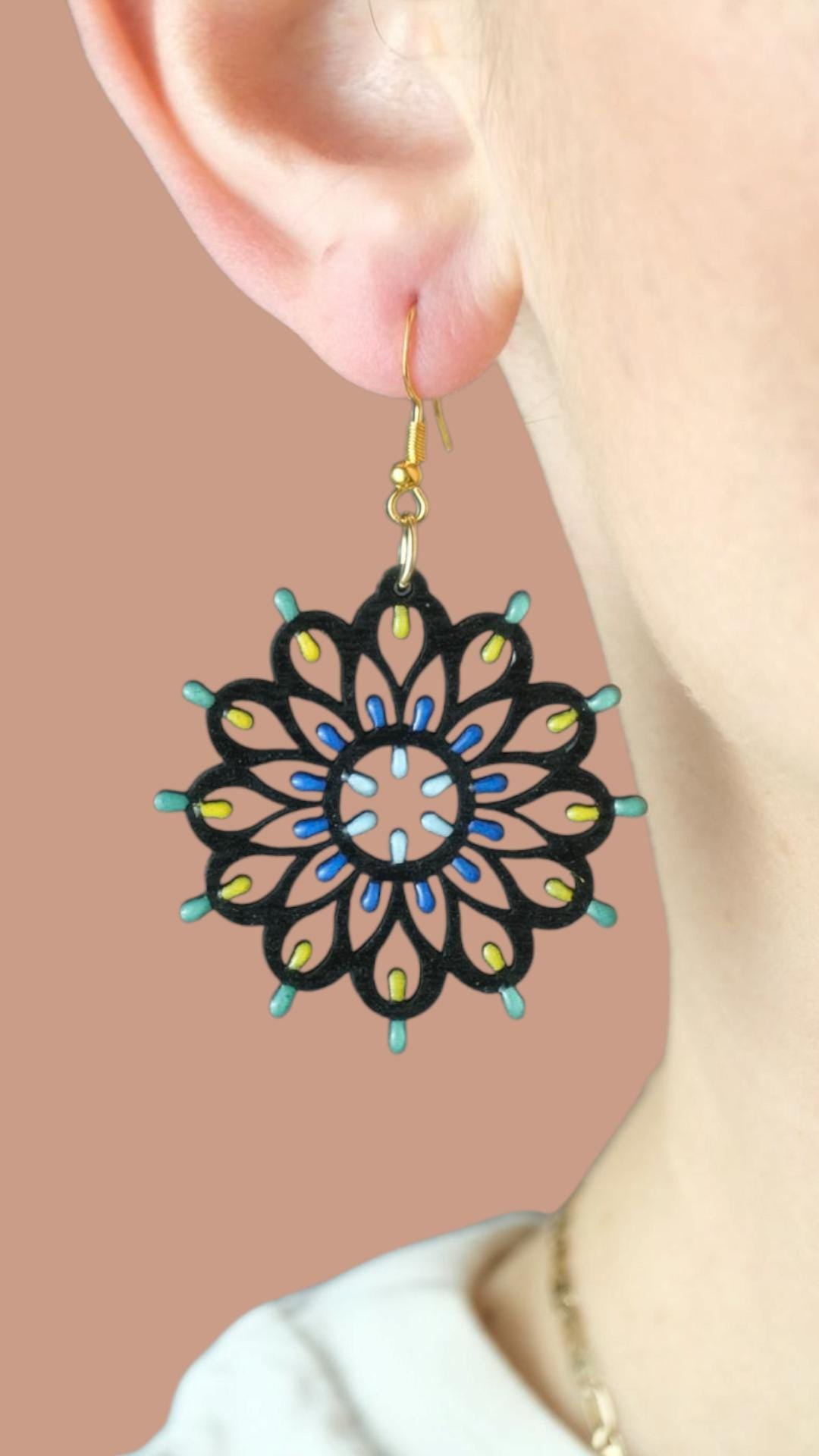 Rosone Otranto nero: Orecchini in legno a forma di Luminaria Salentina