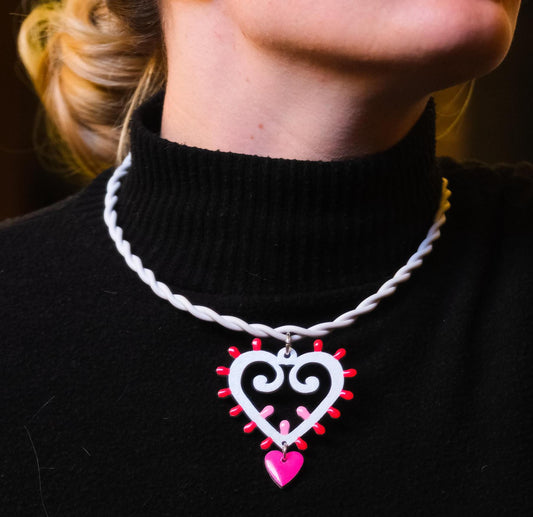 Cuore di Luce: Collana in legno a forma di Luminaria Salentina con collier rigido