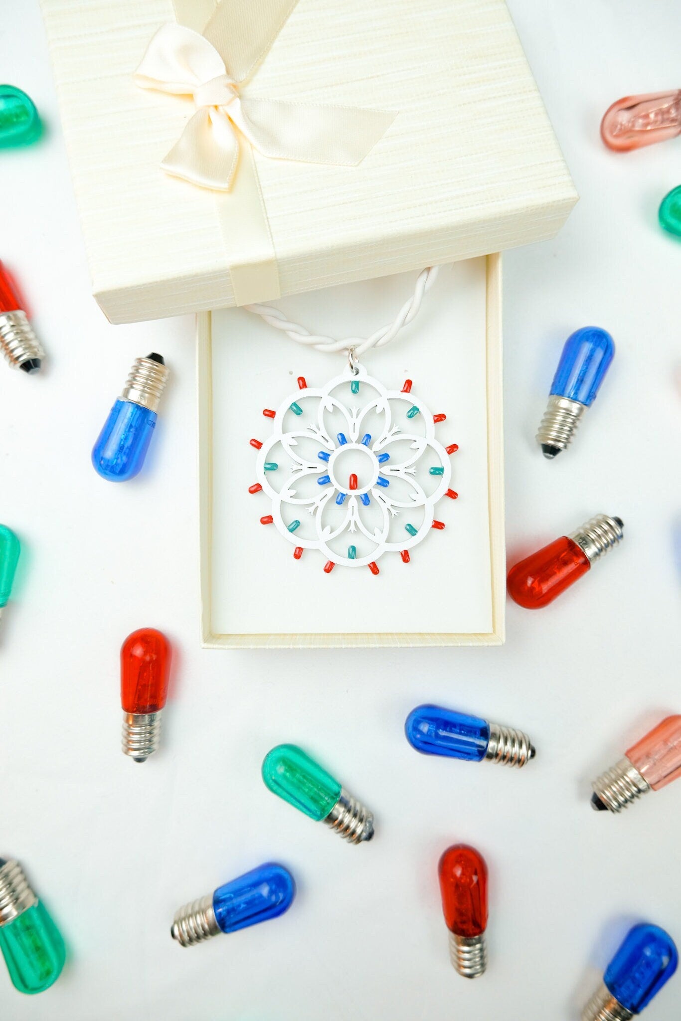 Rosone Giglio: Collana in legno a forma di Luminaria Salentina con collier rigido