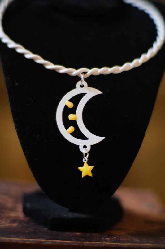 Luna: Collana in legno a forma di Luminaria Salentina