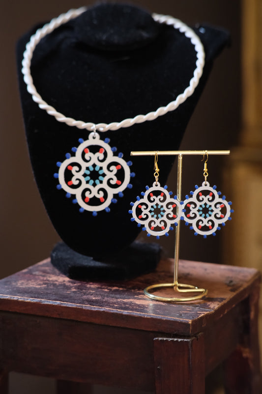 SET Rosoncino Barocco: Collana e orecchini in legno a forma di Luminaria Salentina con collier rigido