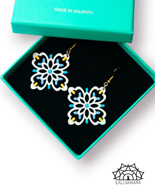 GRIKU: Orecchini in legno a forma di Luminaria Salentina