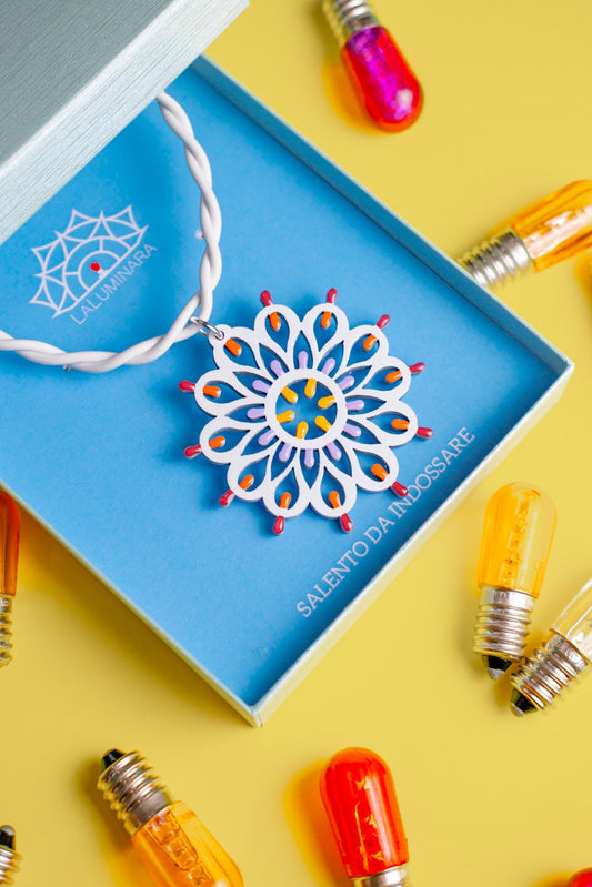 Rosone Otranto: Collana in legno a forma di Luminaria Salentina con collier rigido