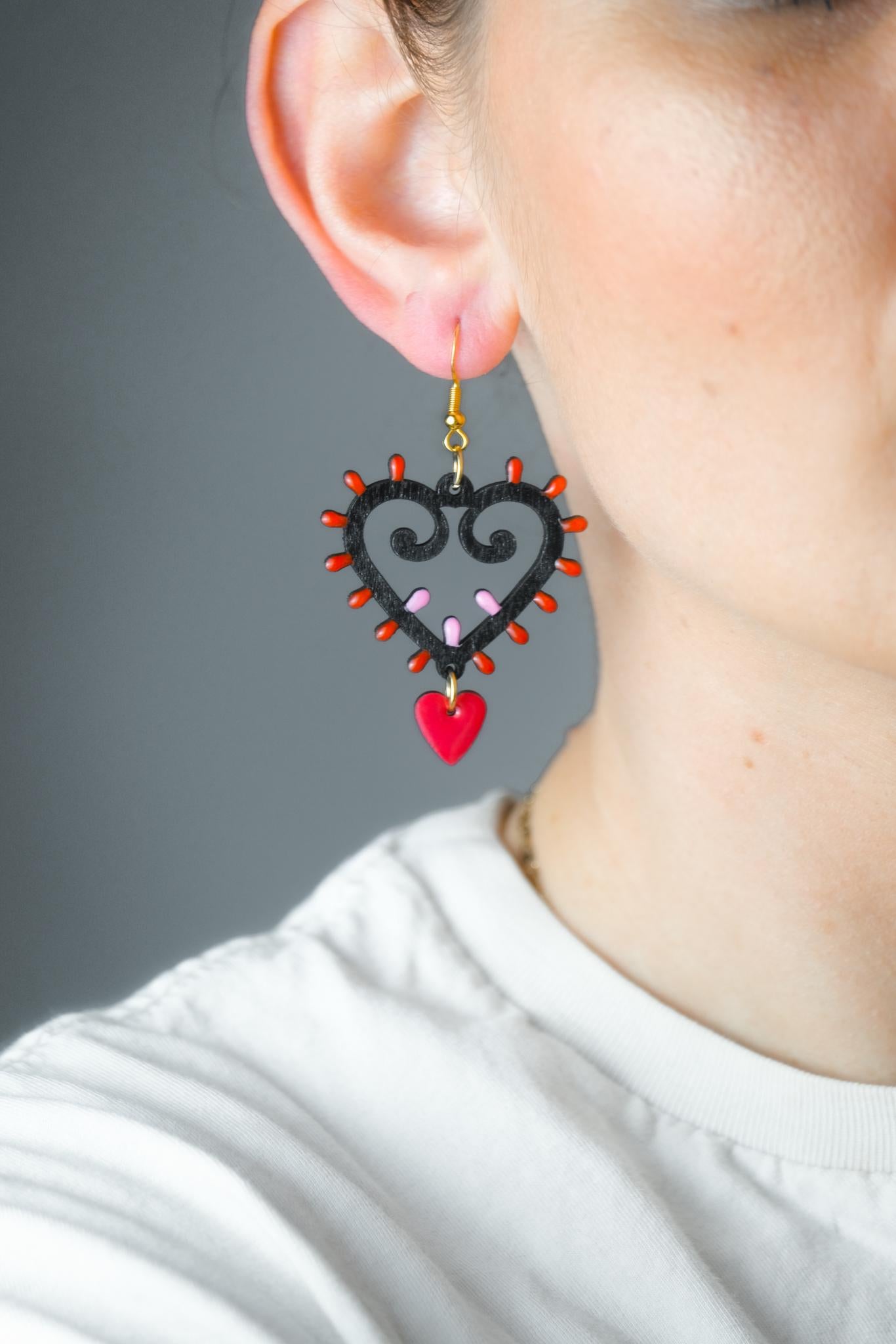 Cuore di Luce nero: Orecchini in legno a forma di Luminaria Salentina