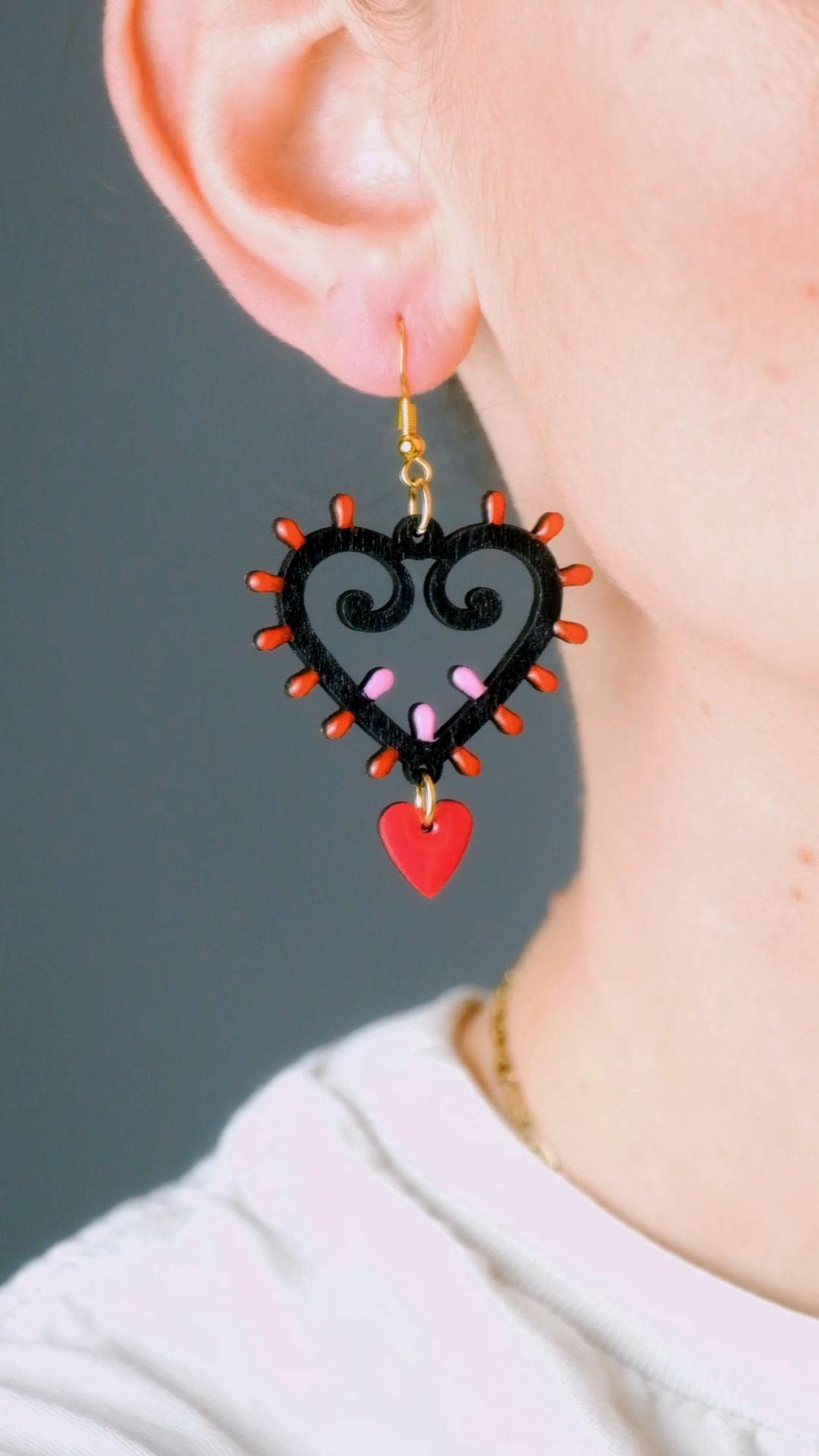 Cuore di Luce nero: Orecchini in legno a forma di Luminaria Salentina