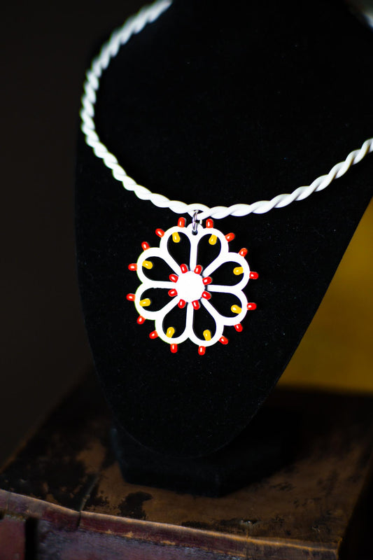 Rosone Fiore: Collana in legno a forma di Luminaria Salentina con collier rigido