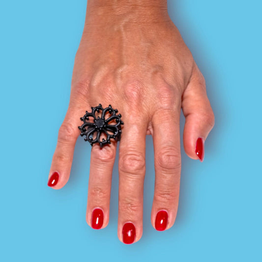 Anello regolabile Rosone Fiore total black: Anello in legno a forma di Luminaria Salentina