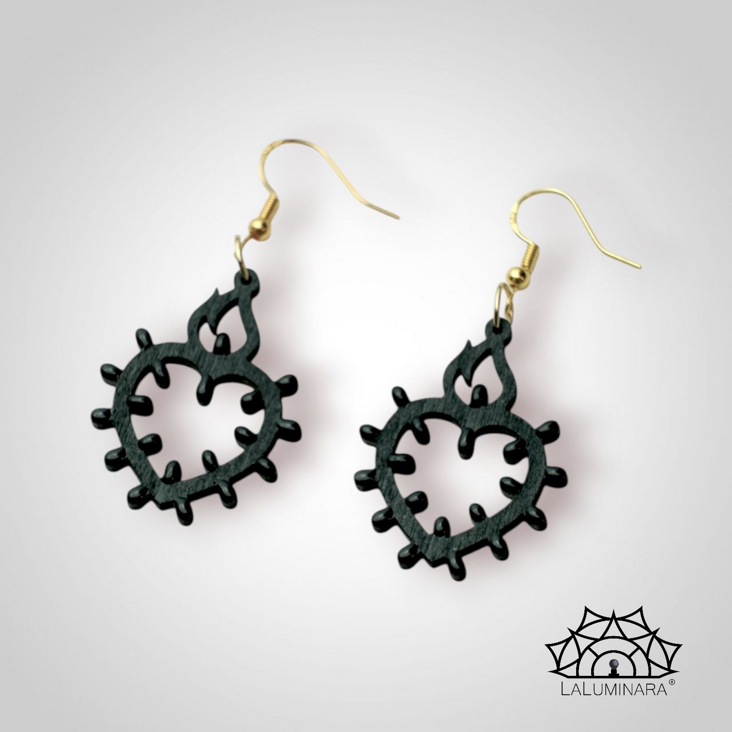 Cuore Sacro nero: Orecchini in legno a forma di Luminaria Salentina