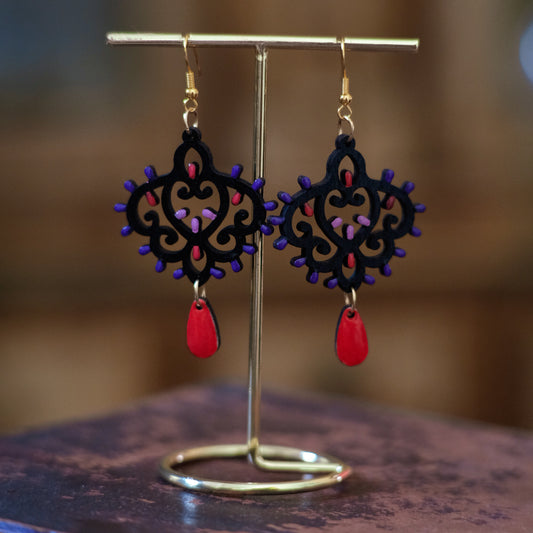 Barocchini corti neri: Orecchini in legno a forma di Luminaria Salentina