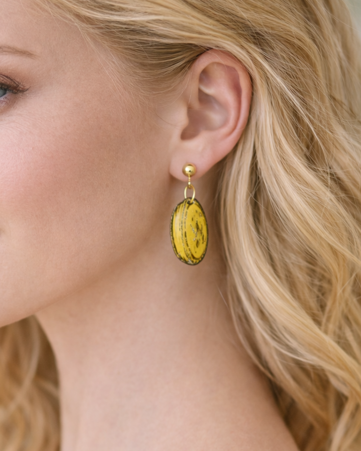 Pasticciotto: orecchini pendenti in legno con chiusura a perno