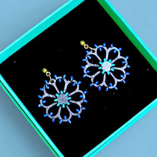 EDIZIONE LIMITATA Mini Rosone Fiore nero - Punto Luce: Orecchini in legno a forma di Luminaria Salentina con chiusura a perno