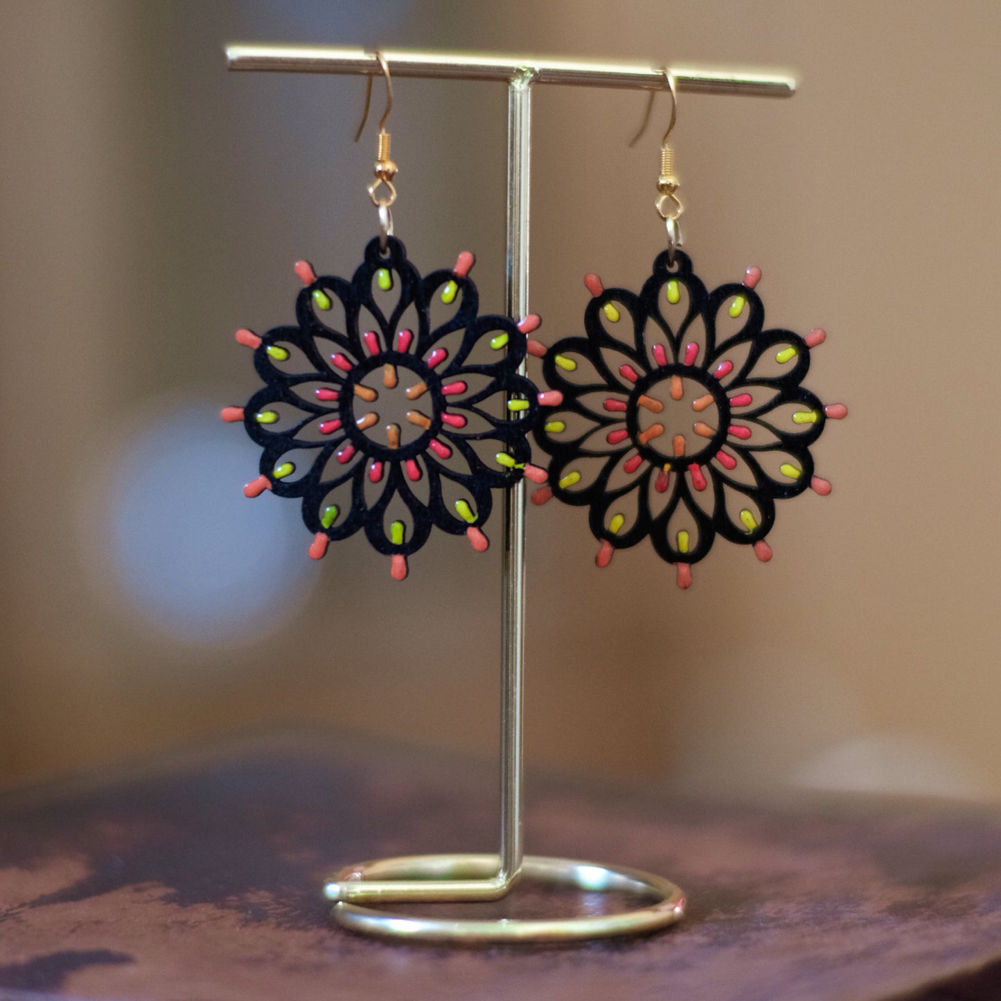SET ROSONE OTRANTO nero: Collana e orecchini in legno a forma di Luminarie Salentine con collier rigido