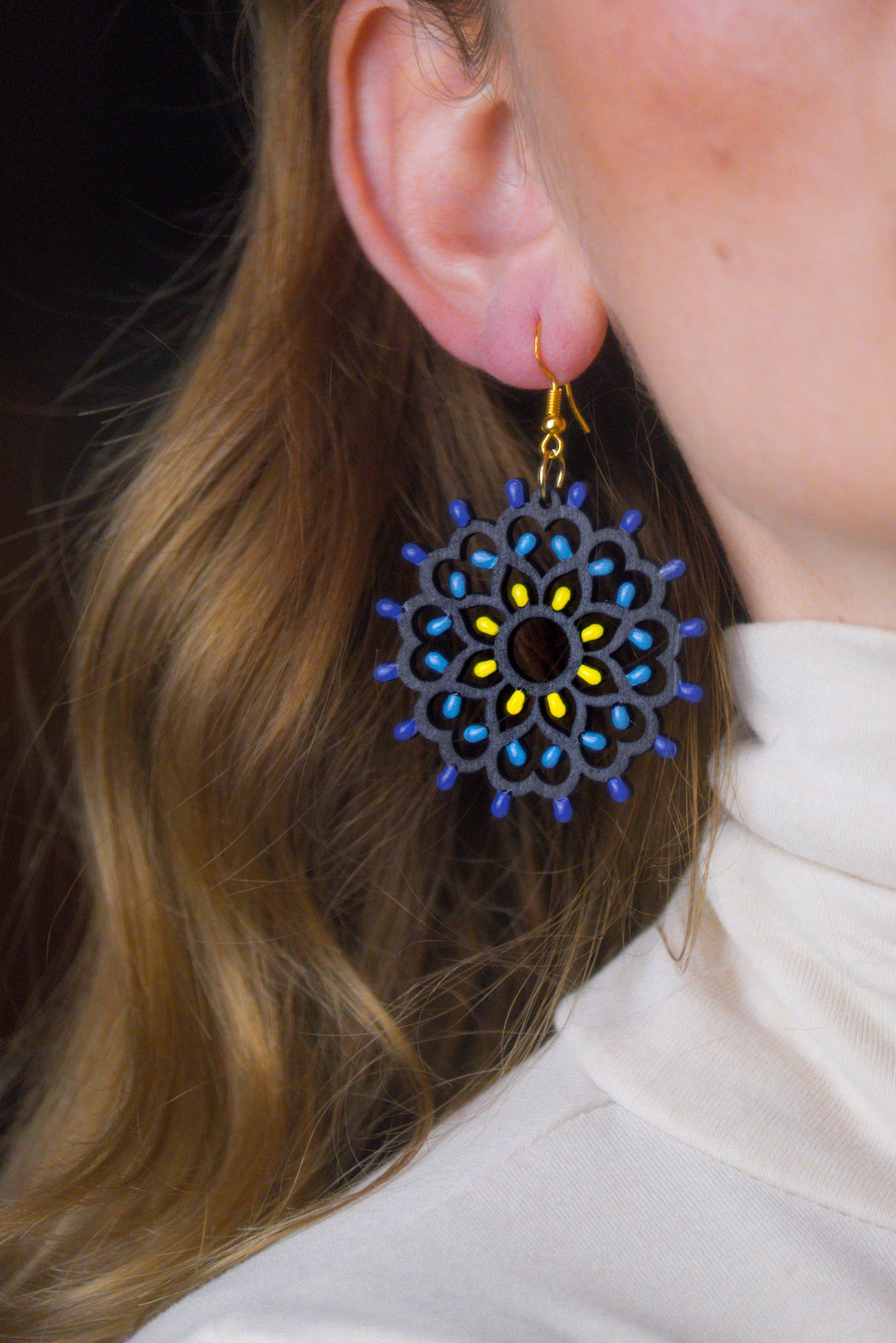 Rosone Jentu nero: Orecchini in legno a forma di Luminaria Salentina