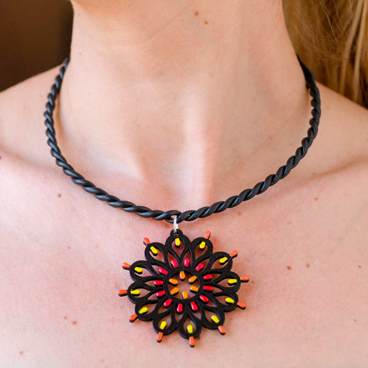 SET ROSONE OTRANTO nero: Collana e orecchini in legno a forma di Luminarie Salentine con collier rigido