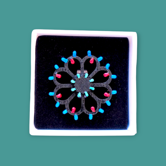 Anello regolabile Rosone Fiore nero: Anello in legno a forma di Luminaria Salentina