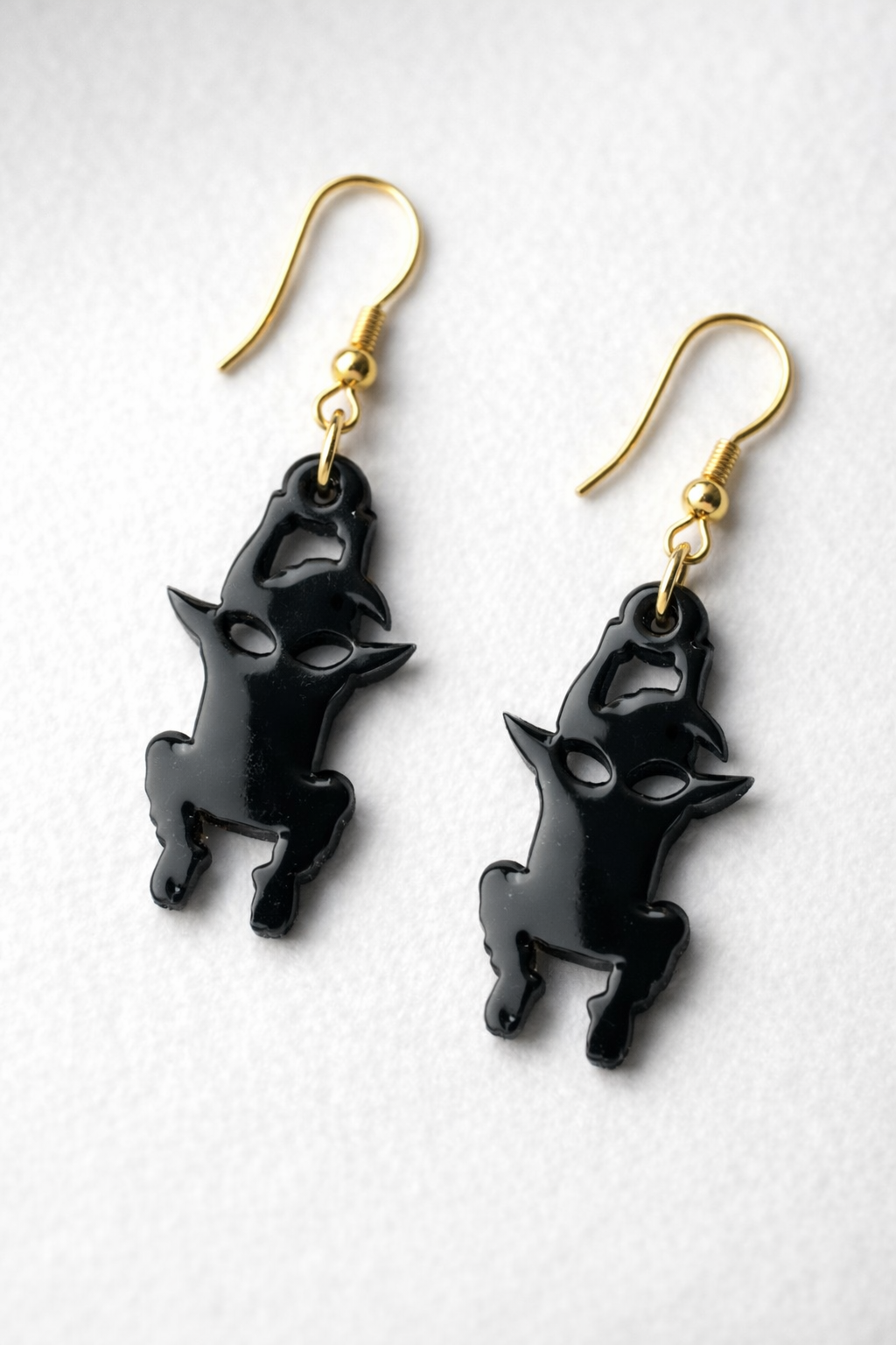 Scazzamuriello: orecchini pendenti in legno