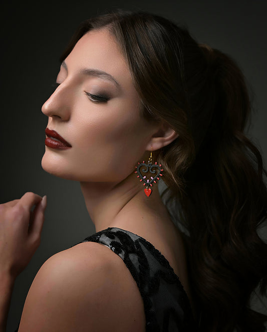 Cuore di Luce nero: Orecchini in legno a forma di Luminaria Salentina