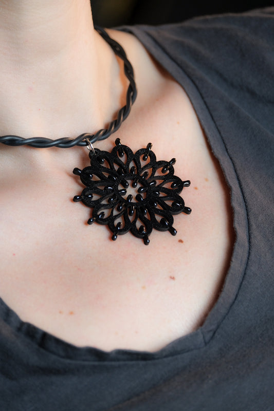 Notte in Salento Rosone Otranto total black: Collana in legno a forma di Luminaria Salentina