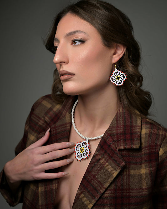 Rosoncino Barocco: Collana in legno a forma di Luminaria Salentina con collier rigido