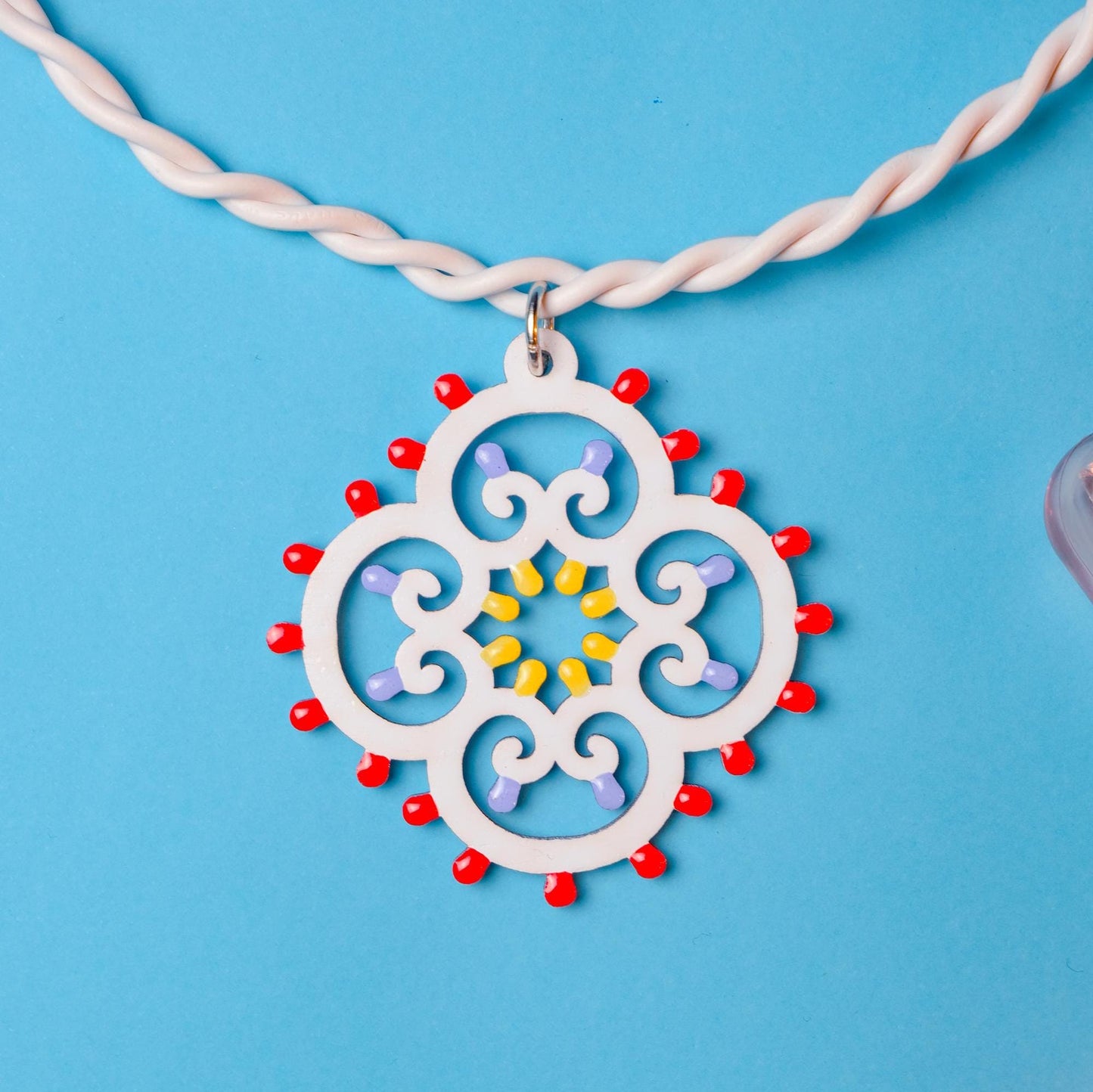 Rosoncino Barocco: Collana in legno a forma di Luminaria Salentina con collier rigido