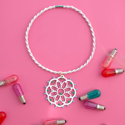 Rosone Giglio: Collana in legno a forma di Luminaria Salentina con collier rigido