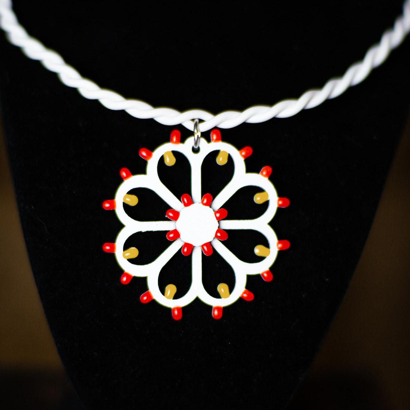Rosone Fiore: Collana in legno a forma di Luminaria Salentina con collier rigido