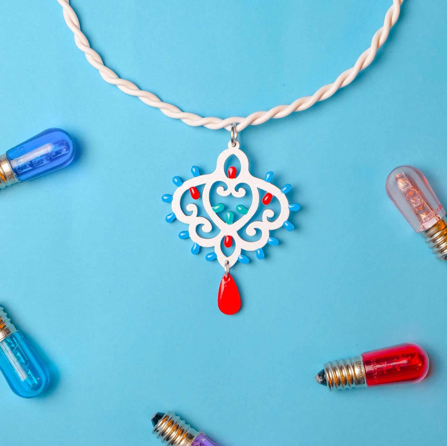 Barocchini: Collana in legno a forma di Luminaria Salentina con collier rigido