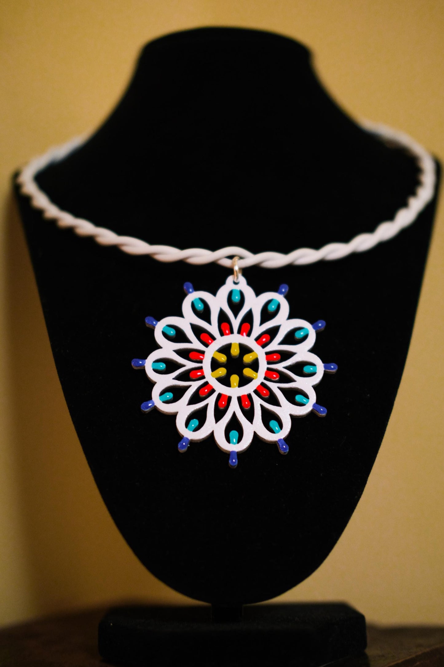 Rosone Otranto: Collana in legno a forma di Luminaria Salentina con collier rigido