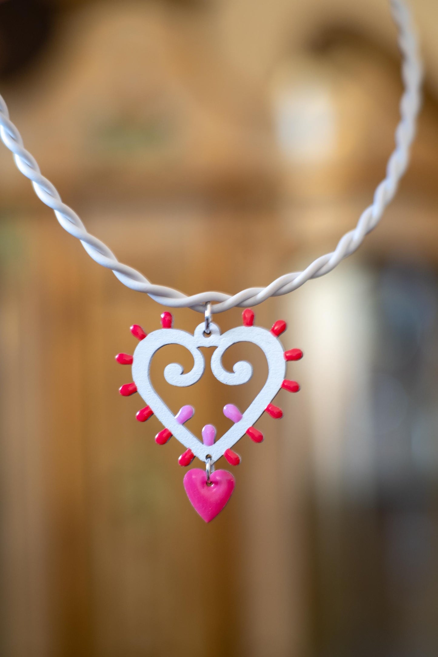 Cuore di Luce: Collana in legno a forma di Luminaria Salentina con collier rigido