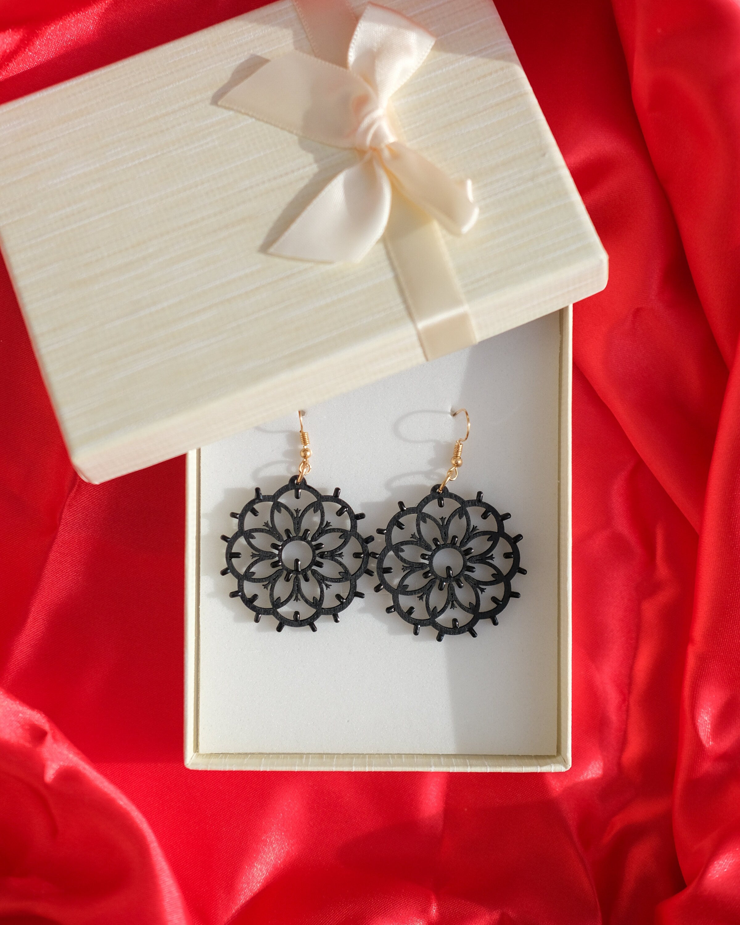 Rosone Giglio total black orecchini