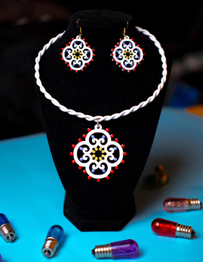 SET Rosoncino Barocco: Collana e orecchini in legno a forma di Luminaria Salentina con collier rigido