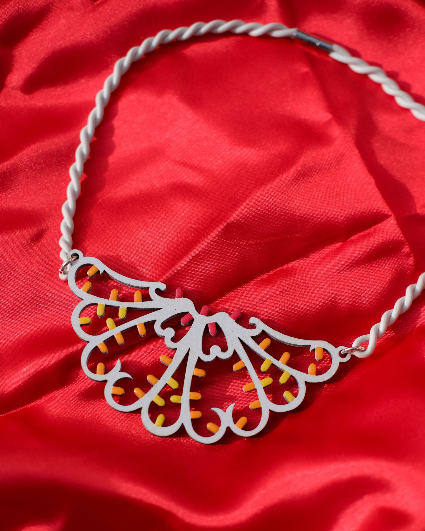 Festone: Collier in legno a forma di Luminaria Salentina