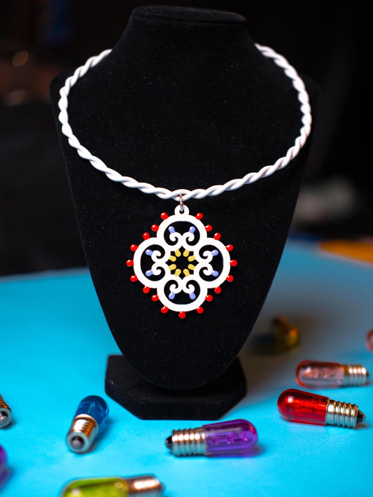 Rosoncino Barocco: Collana in legno a forma di Luminaria Salentina con collier rigido