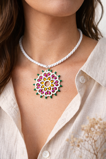 Jentu: Collana in legno a forma di Luminaria Salentina con collier rigido