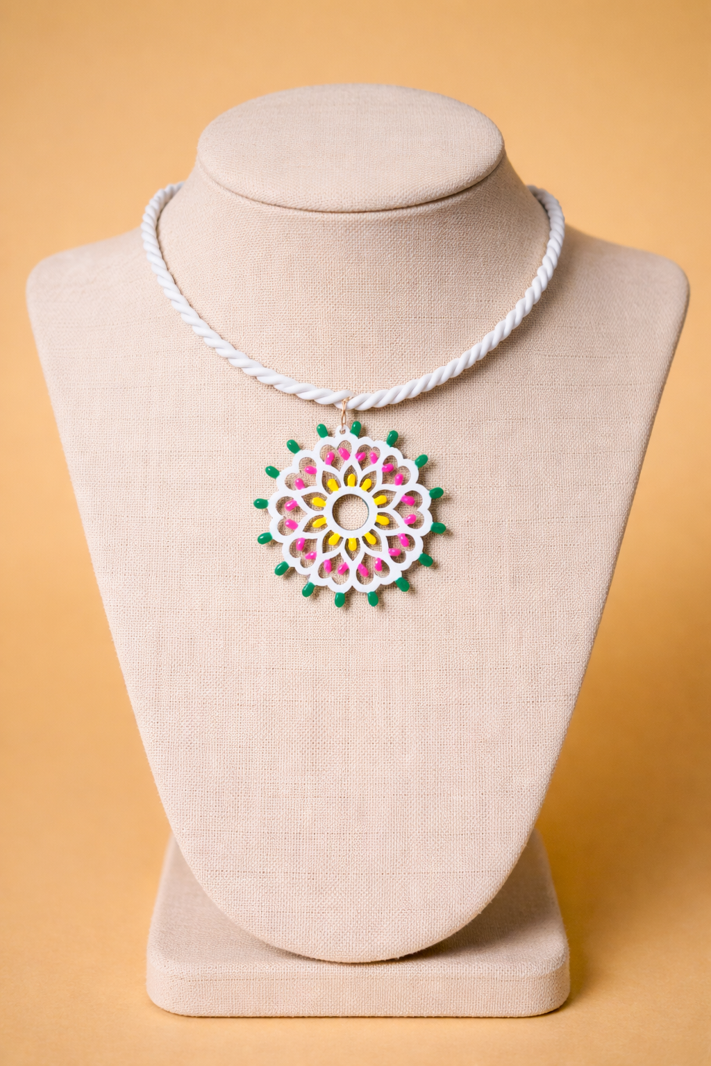 Jentu: Collana in legno a forma di Luminaria Salentina con collier rigido