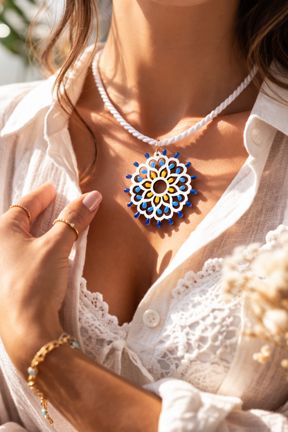 Jentu: Collana in legno a forma di Luminaria Salentina con collier rigido