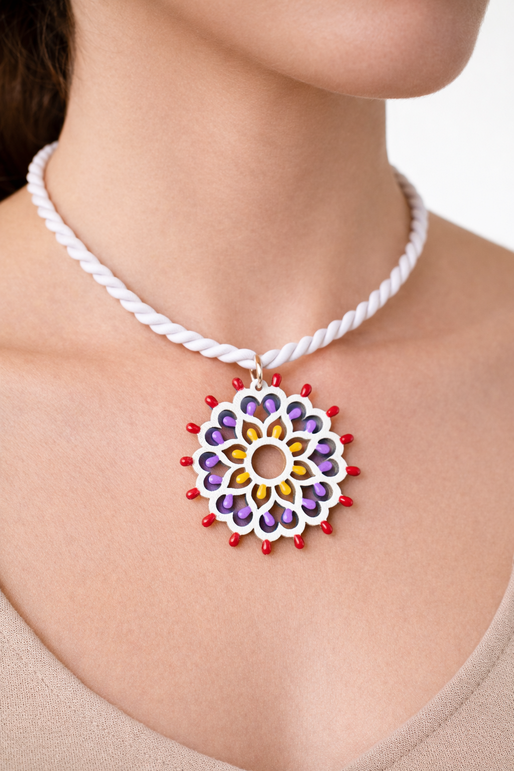 Jentu: Collana in legno a forma di Luminaria Salentina con collier rigido