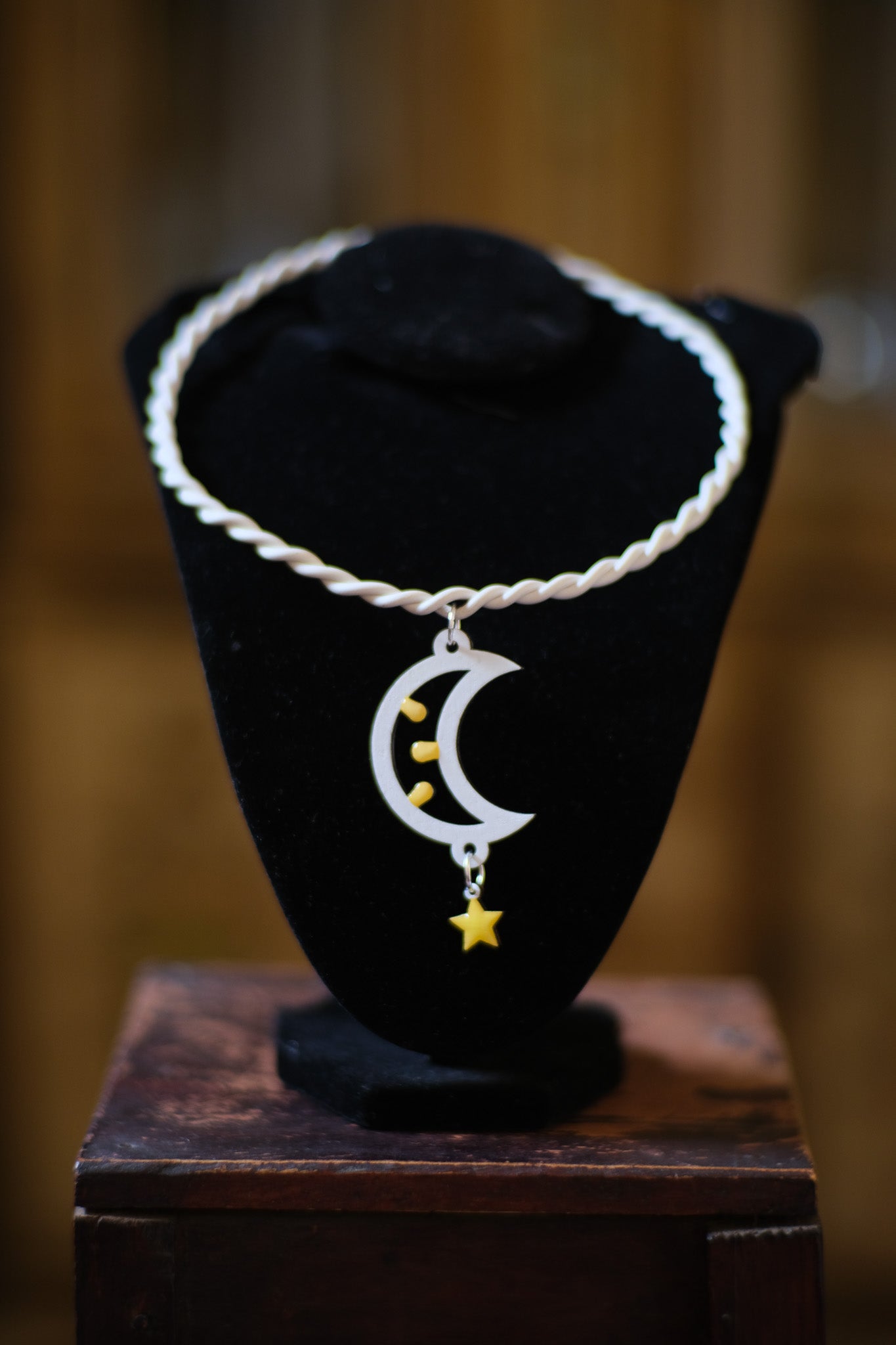 Luna: Collana in legno a forma di Luminaria Salentina